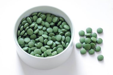 Yeşil chlorella ve spirulina hap