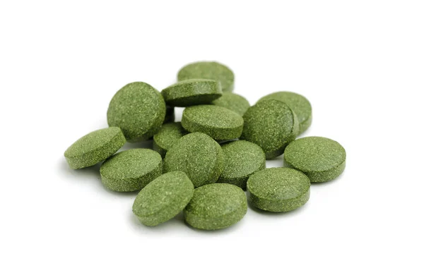 Zielone tabletki chlorella i spirulina — Zdjęcie stockowe