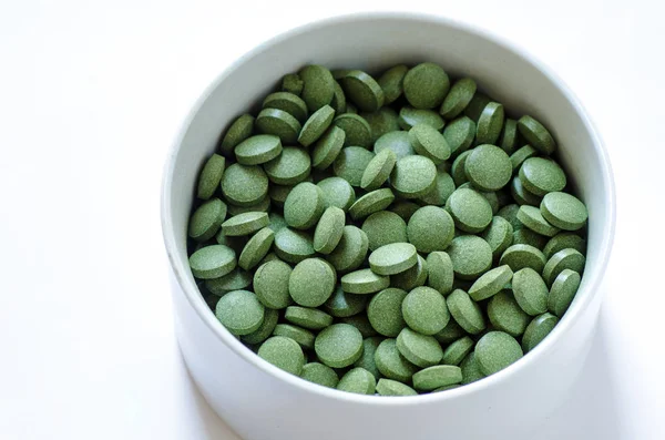 Green chlorella and spirulina pills — Stock Photo, Image