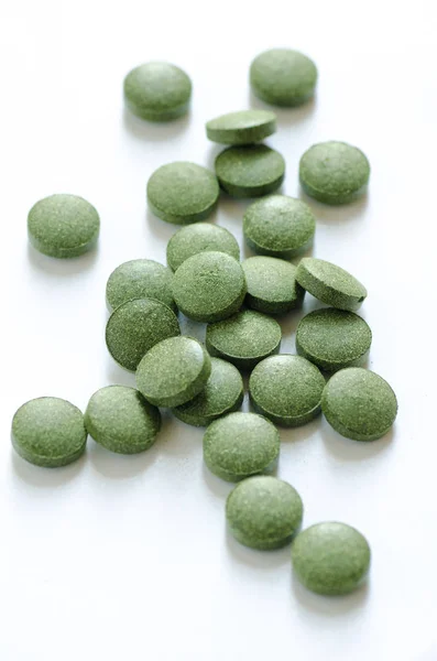 Zielone tabletki chlorella i spirulina — Zdjęcie stockowe