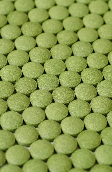 Green chlorella and spirulina pills — Stock Photo, Image