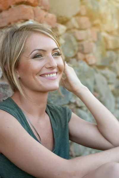 Beautiful happy blonde woman smiling — Stock Photo, Image