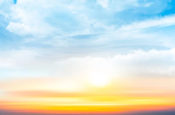 透明雲と夕焼け空の背景。ベクトルによる細かい — ストックベクタ