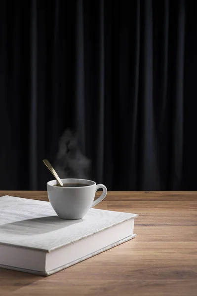 Чашка чая или кофе на белой книге — стоковое фото