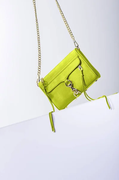 Стильна лаймово-зелена жіноча шкіряна сумка Стокове Зображення