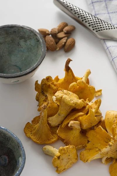 Pilha de cogumelos chanterelle frescos em uma mesa Fotografia De Stock