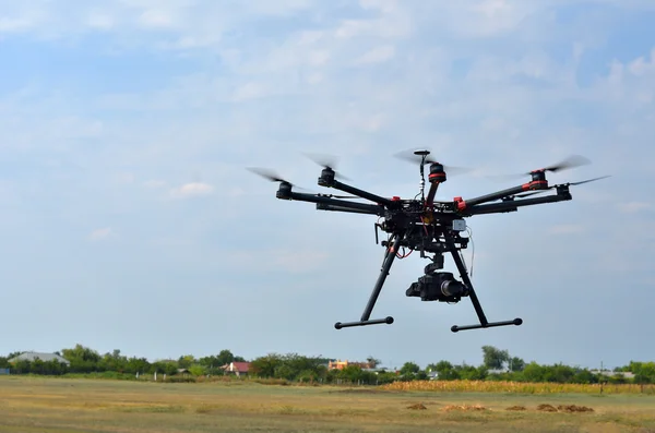 Latający dron z kamerą na niebie — Zdjęcie stockowe