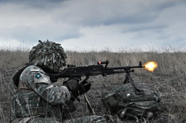 Galati, Romanya - 8 Ekim: İngiliz askeri ile makineli tüfek M2