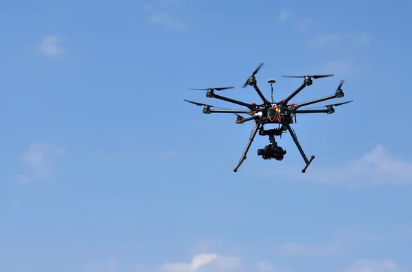 Vliegende drone met camera aan de hemel — Stockfoto