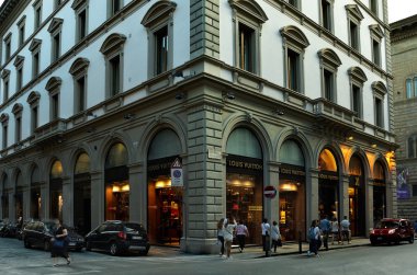Florence, İtalya - Temmuz, 02: Floransa deposunda Louis Vuitton, bir