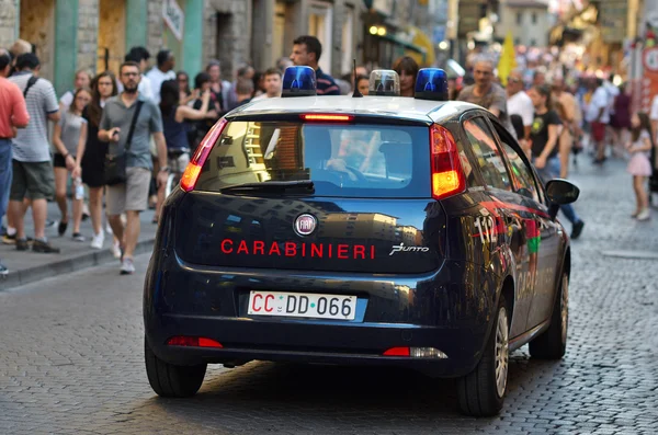 FLORENCIA, ITALIA - 02 DE JULIO DE 2016: El coche de Carabinieri es Renault Cl —  Fotos de Stock