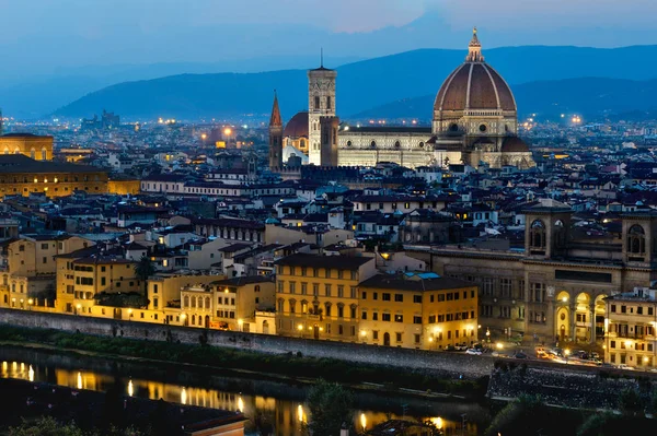 Сумерки Флоренции в Тоскане, Италия . — стоковое фото
