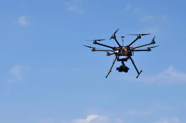 Flygande drönare med kamera på himlen — Stockfoto