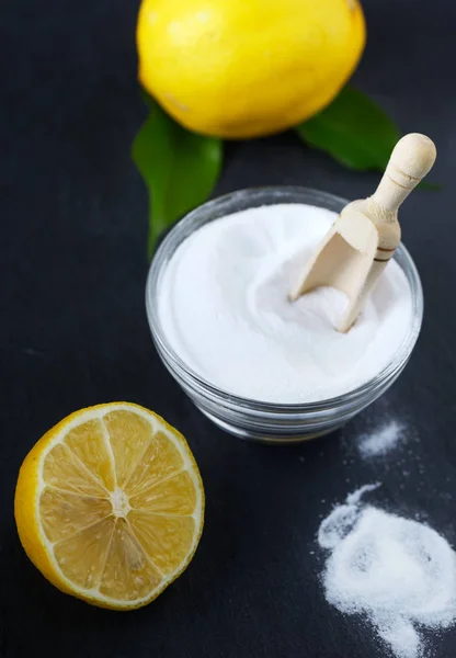 Citroen en baking soda voor natuurlijke gezicht scrub — Stockfoto