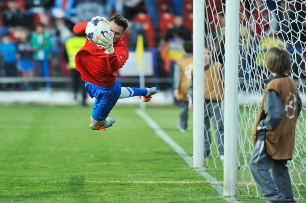 Galati, Rumunia - może 08: Bramkarz nieznany gracz wykonuje dur — Zdjęcie stockowe