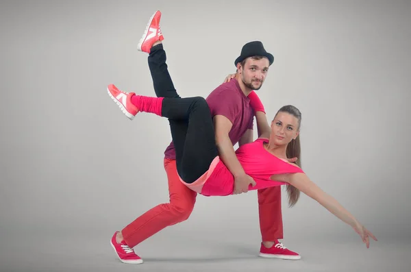 Hombre y mujer en pose de baile apasionado — Foto de Stock