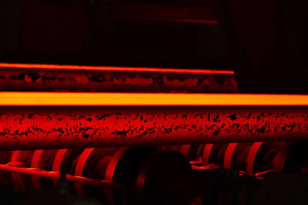 Горячая сталь на конвейере внутри металлургического завода — стоковое фото
