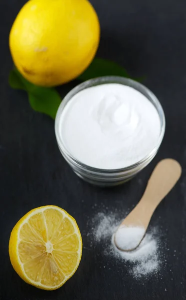 Citron och bakpulver för naturliga ansikte skrubba — Stockfoto