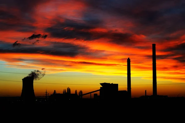 Průmyslové siluetu při západu slunce — Stock fotografie