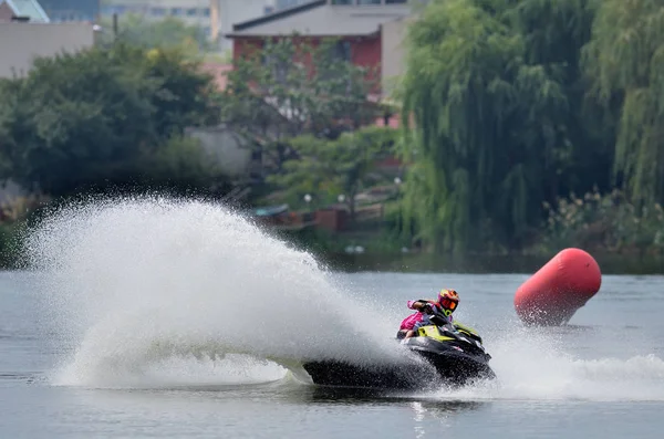 BUCHAREST, ROMANIA-SETTEMBRE 23: Professionali piloti di jet ski co — Foto Stock