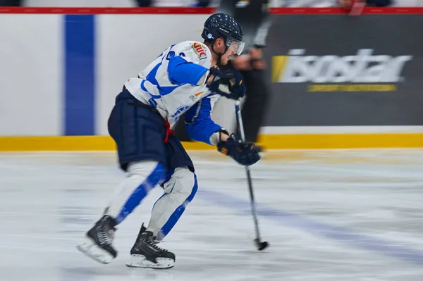 GALATI, RUMANIA - 05 DE MARZO: Jugadores de hockey no identificados compiten — Foto de Stock