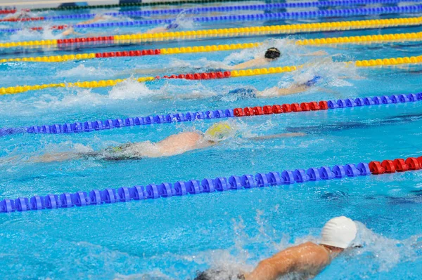 Úszás: Egy fiatal sportolók az úszás a pillangóúszás egy — Stock Fotó