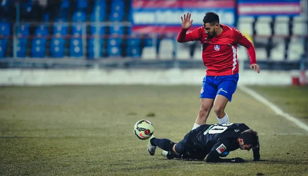 GALATI, ROMANIA - 5 MARZO: Giocatori di calcio sconosciuti eseguono dur — Foto Stock