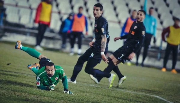 GALATI, ROMANIA - MARCH 5: Unknown goalkeeper player performs du — Stock Photo, Image