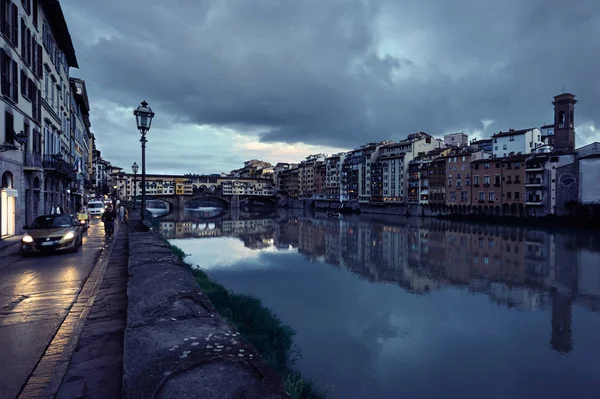 FLORENCE, ITALIE - JUIN 03. Rivière Arno après le coucher du soleil. Arrivée à destination — Photo