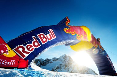 İtalya, Romanya - 22 Aralık 2012: Red Bull totem Cortina D'ampezzo