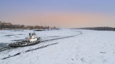 Braila, Romanya-11.Jan: Lainici Buzkıran, inci üzerinde buz kırmak