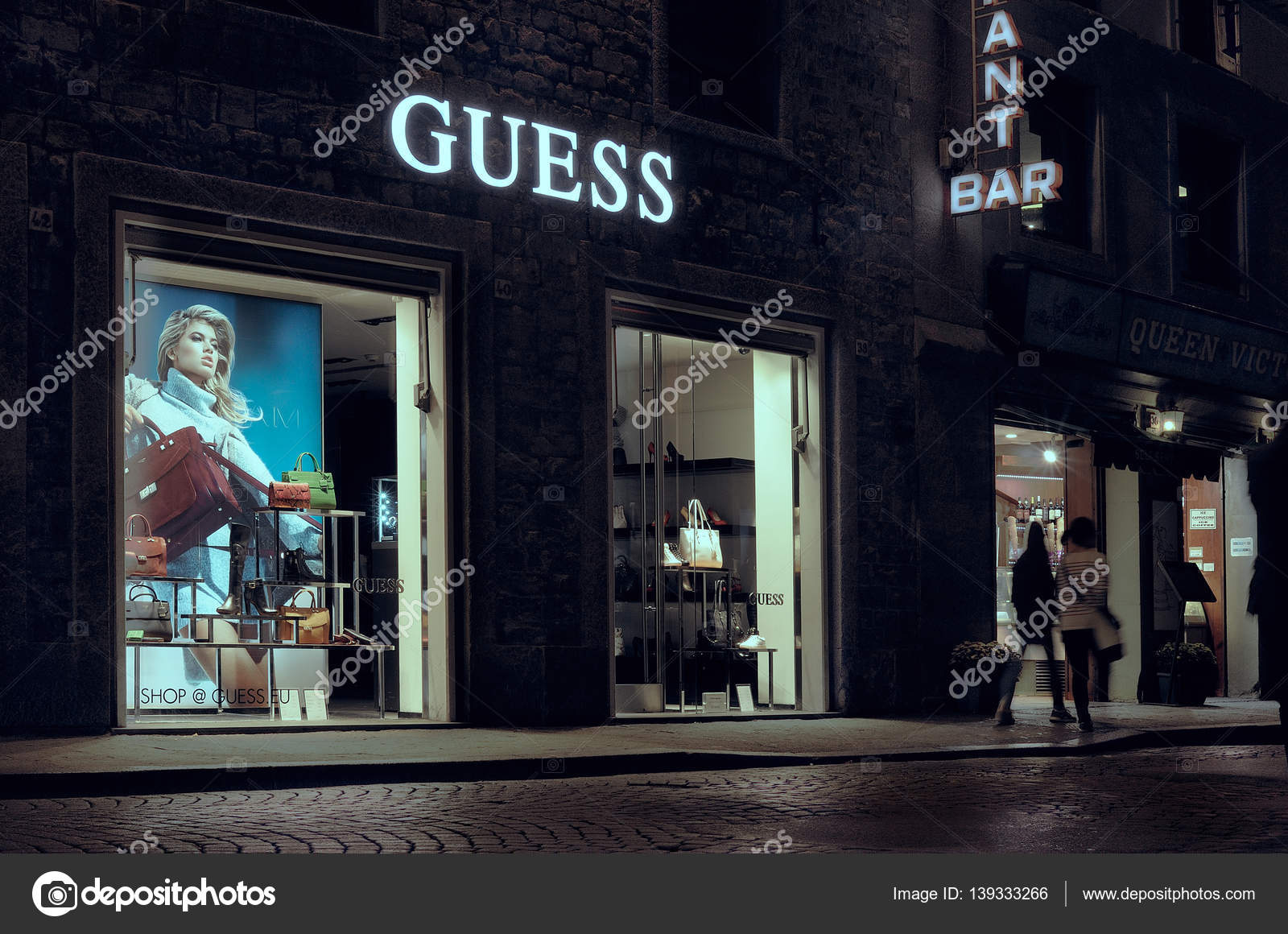 Turbine Katedral ønske FLORENCE, ITALY - OCT 23: Guess store in Florence, one of the mo – Stock  Editorial Photo © razvanchirnoaga #139333266