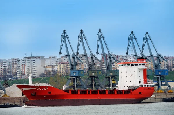 Промышленное судно на реке Дунай — стоковое фото