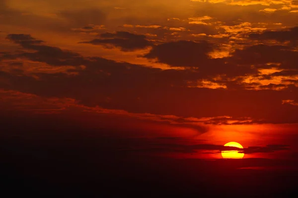 Zonsopgang met rode en bewolkte hemel — Stockfoto