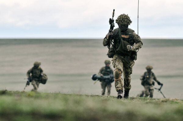 ГАЛАТИ, Румыния - 21 апреля: Вооруженные силы Великобритании с полуавтоматической винтовкой
