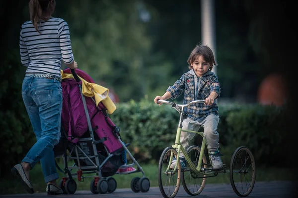 Ragazzo felice con bicicletta nel parco autunnale — Foto Stock