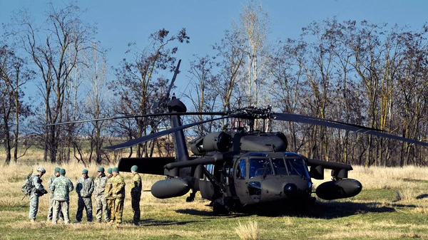 Galati, Rumunia - Marth 24: Helikopter w ogniu walki helikopterem w Ro — Zdjęcie stockowe