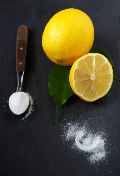 Citron et bicarbonate de soude pour gommage naturel du visage — Photo