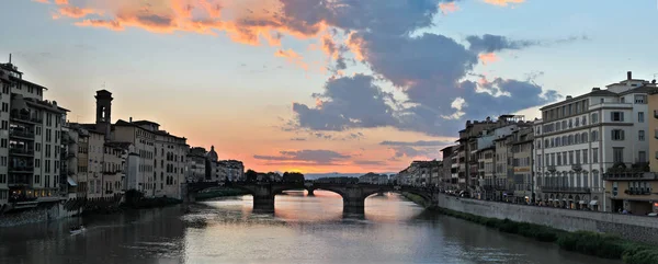 FLORENCE, ITALIE - LE 04 MAI. Rivière Arno après le coucher du soleil. La rivière Arno traverse la majeure partie de la Toscane . — Photo