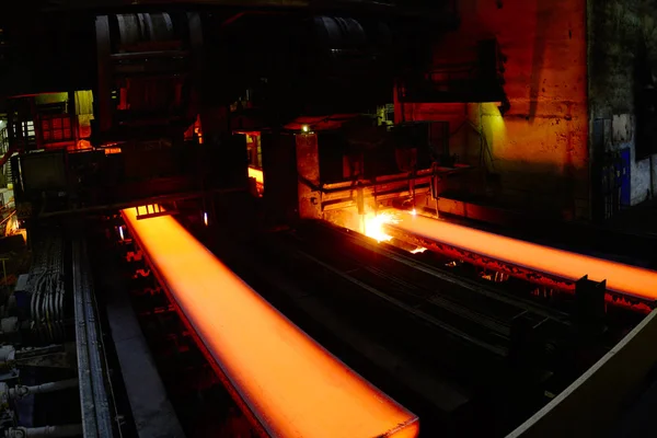 Газовая резка горячего металла на заводе — стоковое фото