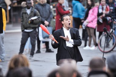 Hokkabaz gerçekleştirmek sırasında gösterinin Somnis (rüya) sirk Italiano üzerinde 23 Aralık 2016, Floransa, İtalya.