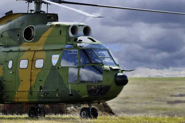 ГАЛАТИ, Румыния - 22 апреля: румынский вертолет IAR 330 "Puma" i — стоковое фото