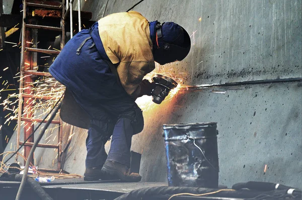 Un soldador que trabaja en el astillero durante el día —  Fotos de Stock