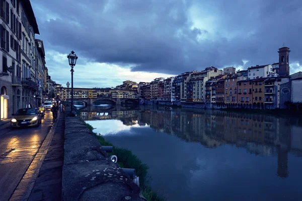 FLORENCE, ITALIE - 03 JUIN 2016 : Pont Ponte Vecchio sur la rivière Arno. Le pont a été ouvert en 1345 et est l'une des plus grandes attractions touristiques de Florence. Italie — Photo