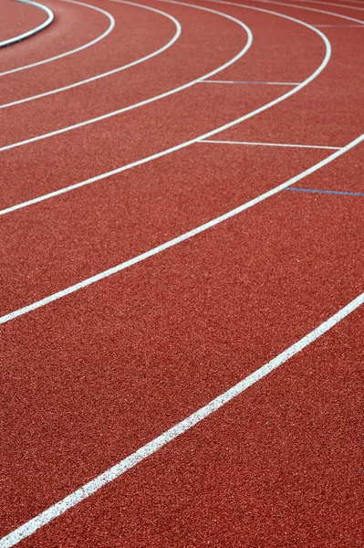 Linien einer Laufbahn. Leichtathletik-Bahn mit ihren Bahnen, weißen Linien — Stockfoto