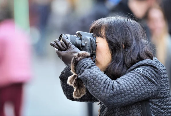 FLORENCIA, ITALIA - Turista tomar fotografías cerca de la catedral de Sa — Foto de Stock