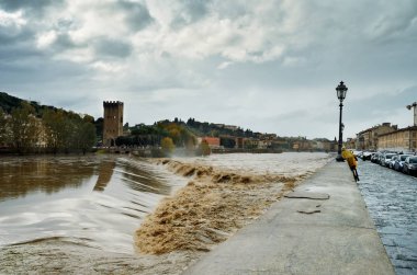  Yağmurdan sonra Arno Nehri'nin görünümü