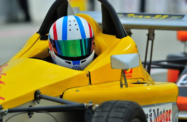 RUMANIA, 27 DE SEPTIEMBRE DE 2015: Piloto profesional de F1 en la cabina esperando para comenzar en el circuito de Adancata el 27 de septiembre de 2015 — Foto de Stock