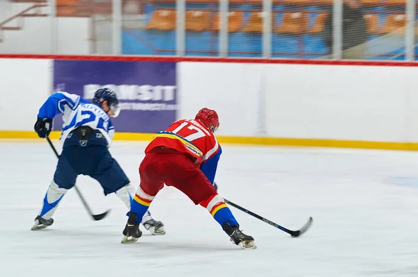 Uidentifiserte ishockeyspillere konkurrerer under hockeykampen. – stockfoto
