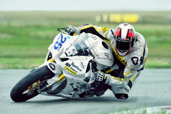 Um piloto não identificado caiu na pista na velocidade da motocicleta do Campeonato Romeno — Fotografia de Stock
